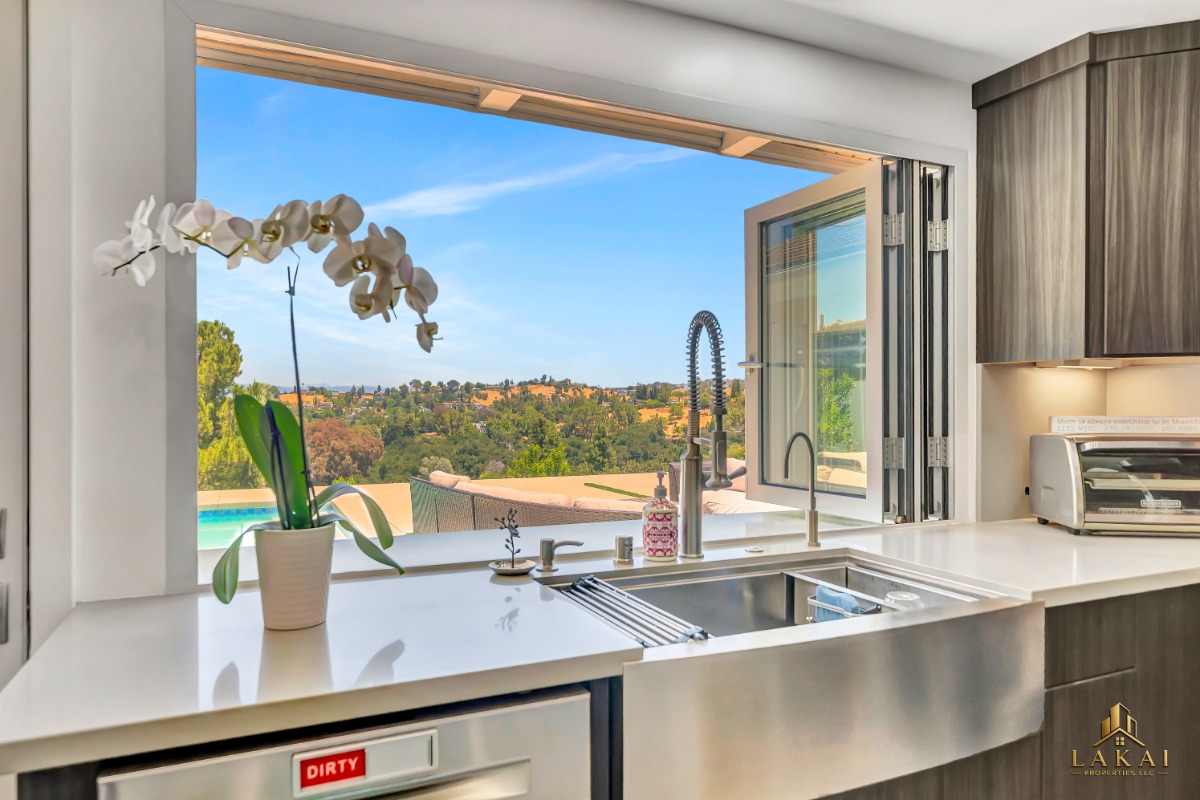 Algunas – Woodland Hills Hillside Retreat