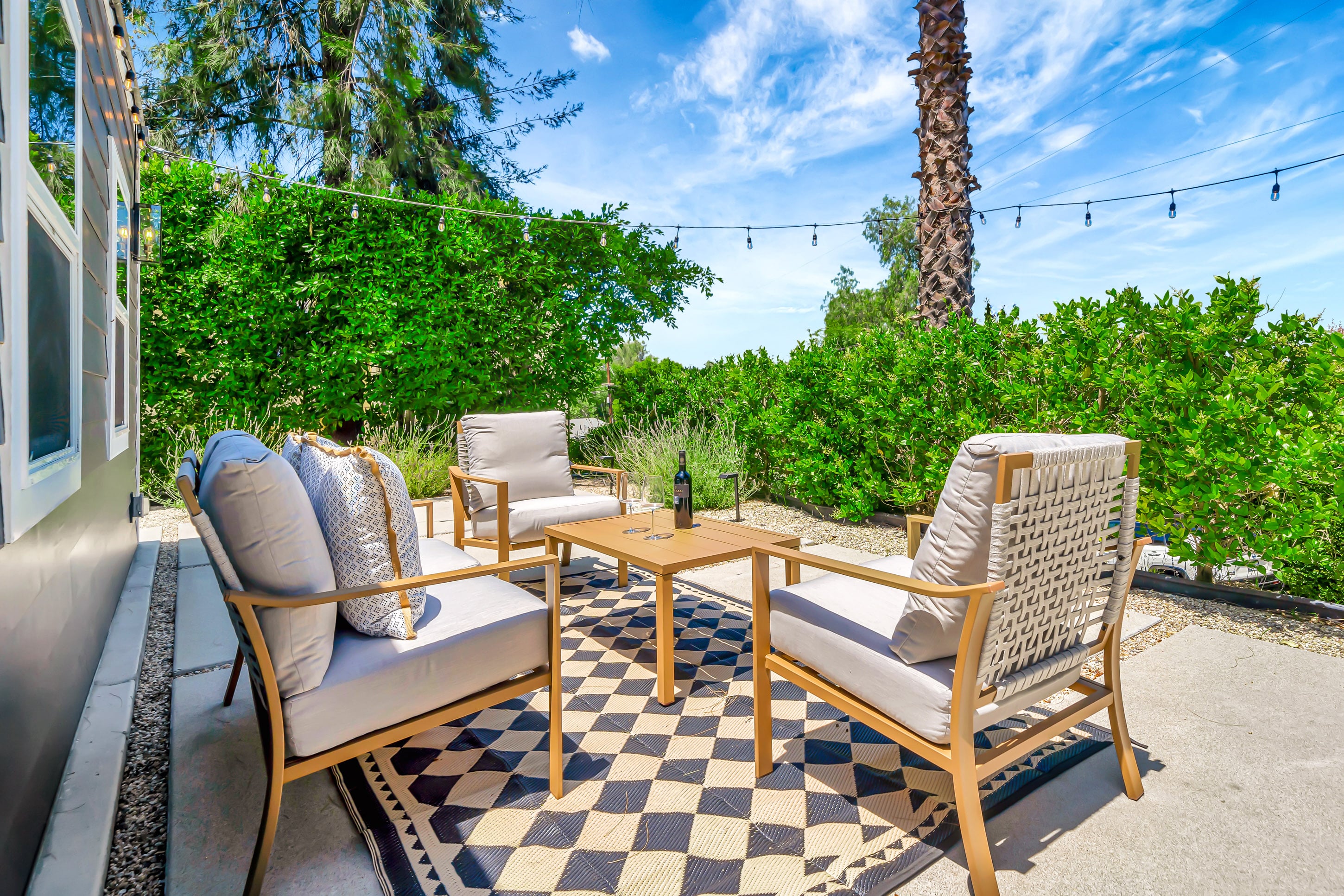 Elvira – Charming House w/ privacy & backyard w/ Fire-pit!