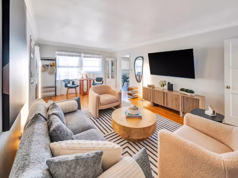 Noble – Charming Apartment with Backyard in Prime Location