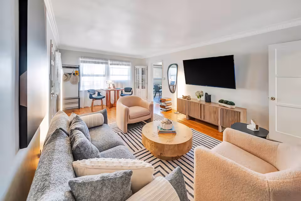 Noble – Charming Apartment with Backyard in Prime Location